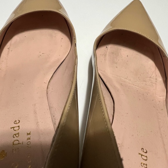 KATE SPADE BEIGE TAN PATENT LEATHER PUMPS HEEL 2” SIZE 7 1/2 M ITALY - Picture 4 of 7